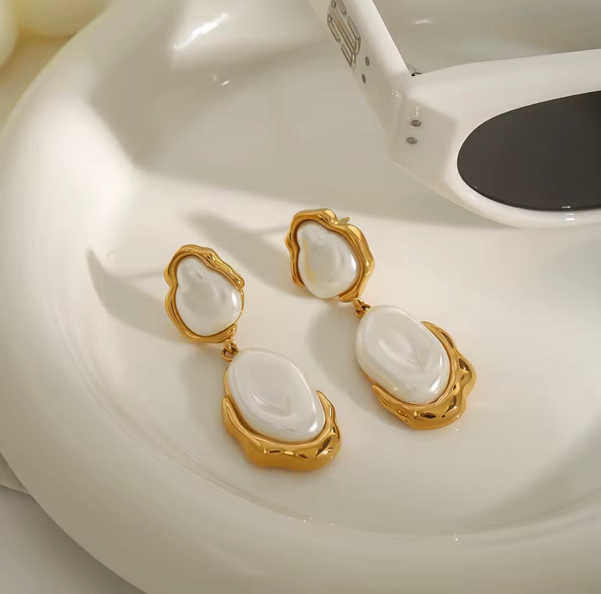 Unique Gold-Plated Vintage Palace Drop Earrings Women's Imitation Pearl Dangle Fashion